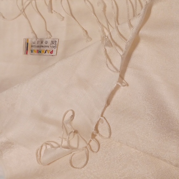 Beautiful Pashmina - Picture 4 of 5